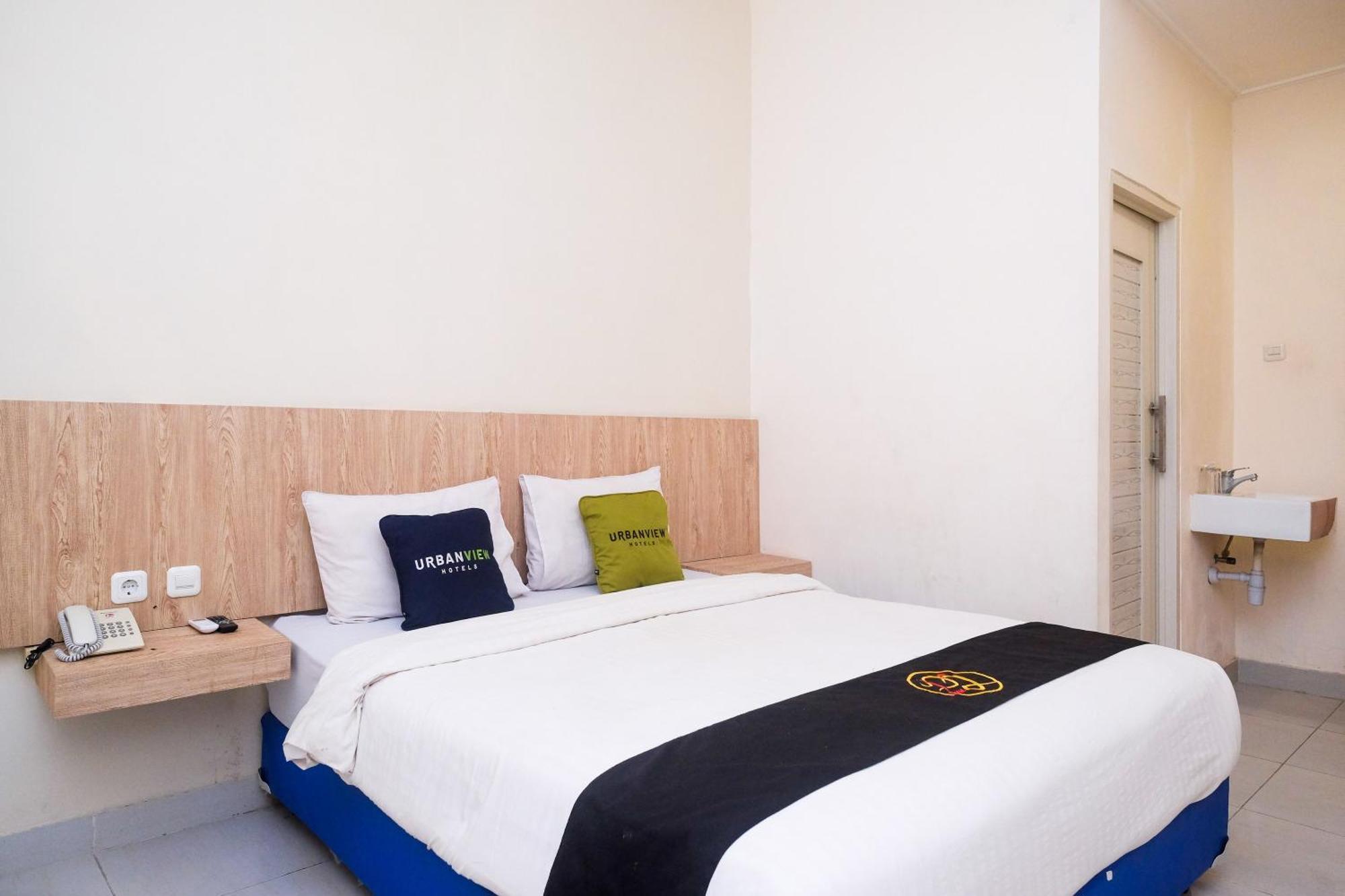Urbanview Dj Hotel Tegal (Central Java)